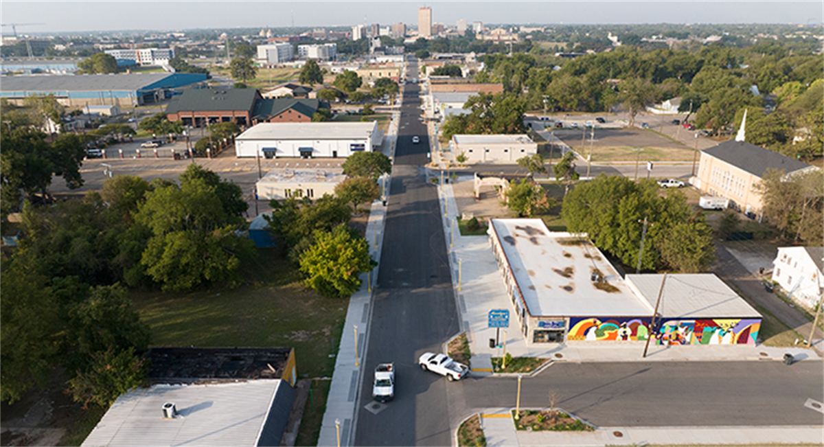 Aerial shot of Elm Avenue in Waco with cars driving down the street.