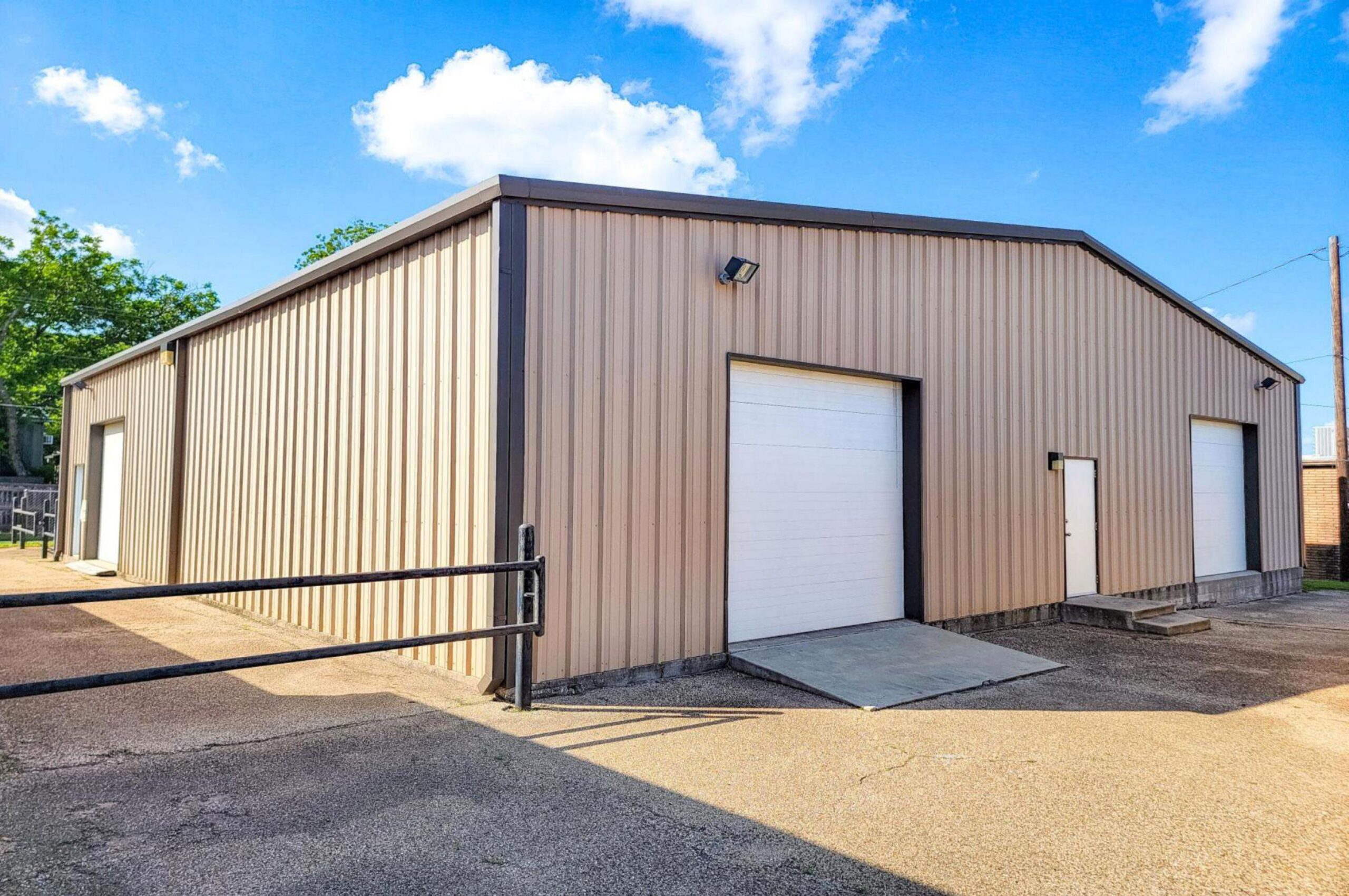 Office/Warehouse space for lease at Franklin Ave in Waco, Texas