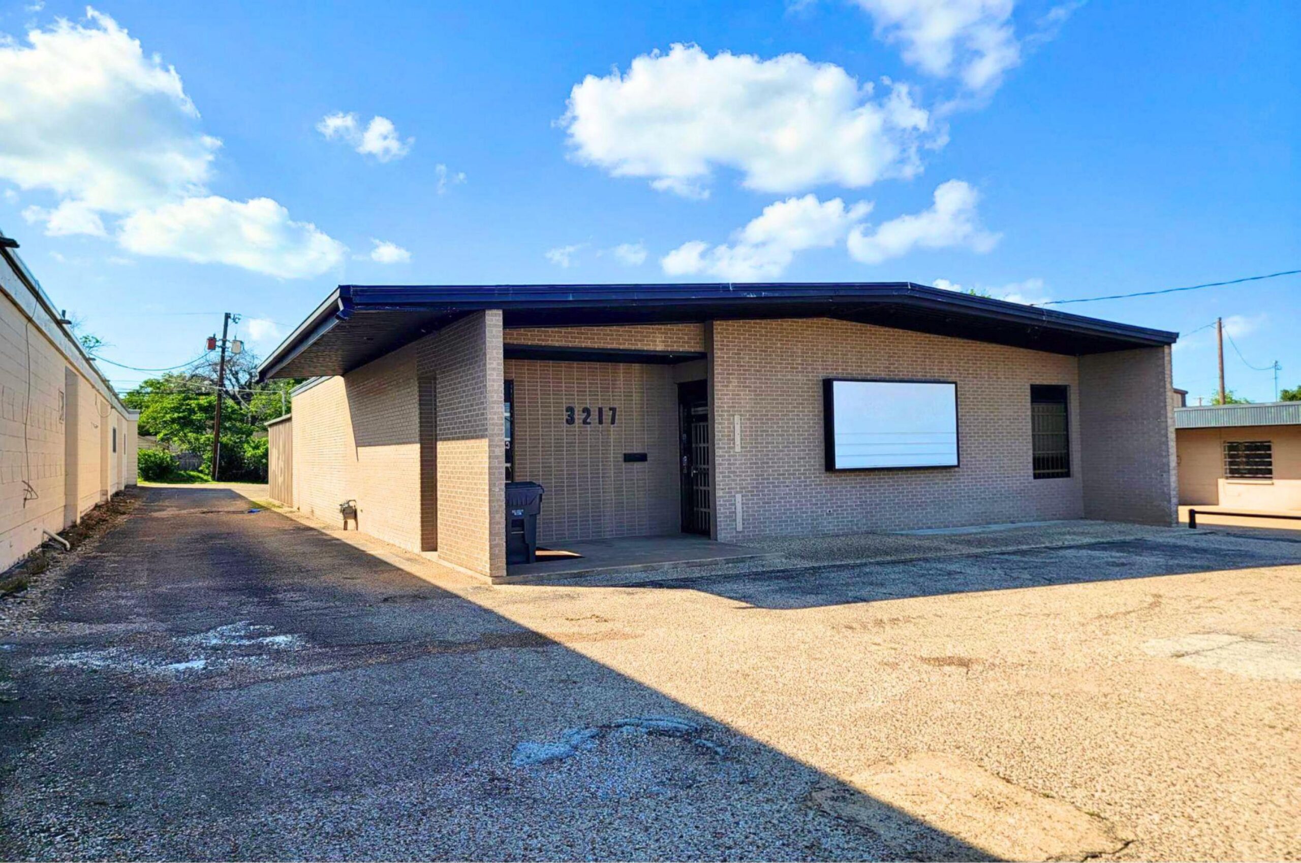 Office/Warehouse space for lease at Franklin Ave in Waco, Texas